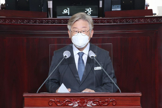 이재명 경기도지사가 15일 경기도의회 임시회에 참석해 질문에 답변하고 있다. <경기도 제공>